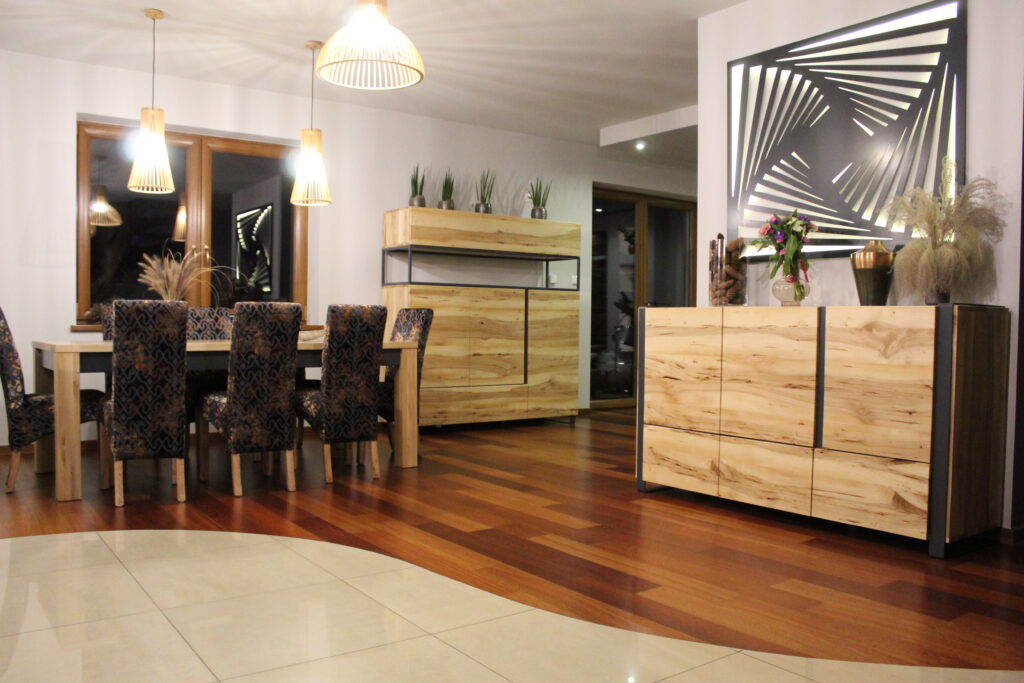 realizacja salonu z meblami z litego drewna wiązu – stół i zabudowa