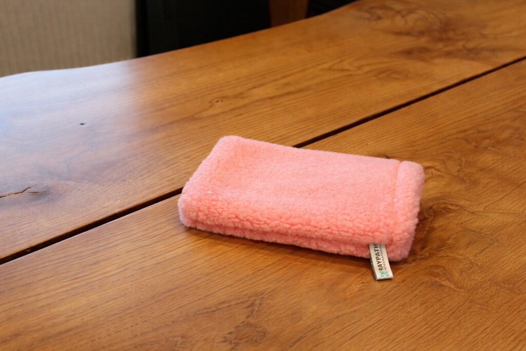 Usuwanie kurzu z mebli drewnianych rękawicą z mikrowłókna