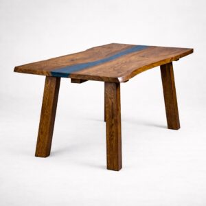 Stół z litego drewna dębowego zalany niebieską zywicą